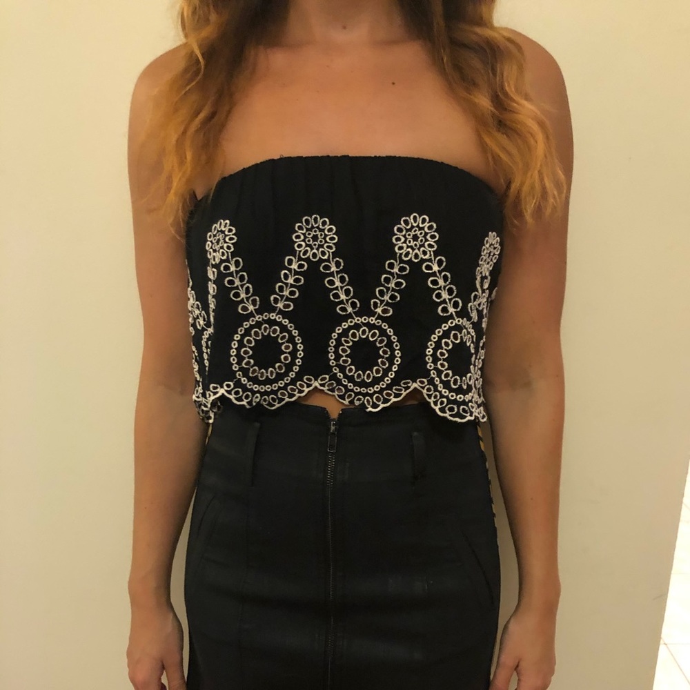 *NWT* American Eagle Black and White Eyelet Top